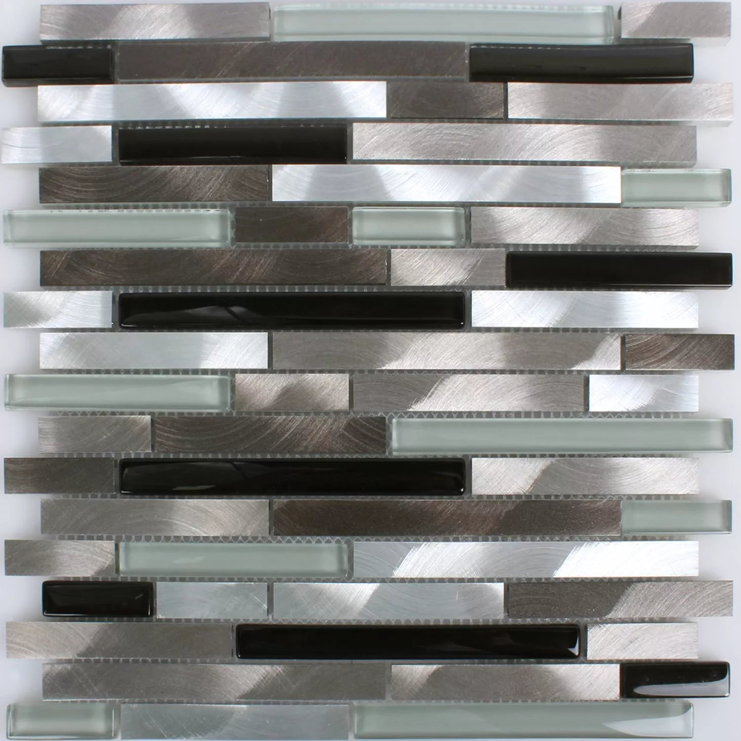 Muster von Mosaikfliesen Aluminium Glas Braun Schwarz Weiss Silber