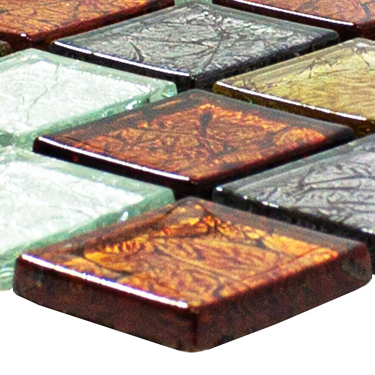 Muster von Mosaikfliesen Glas Bonnie Crystal Struktur Gold Silber Rot