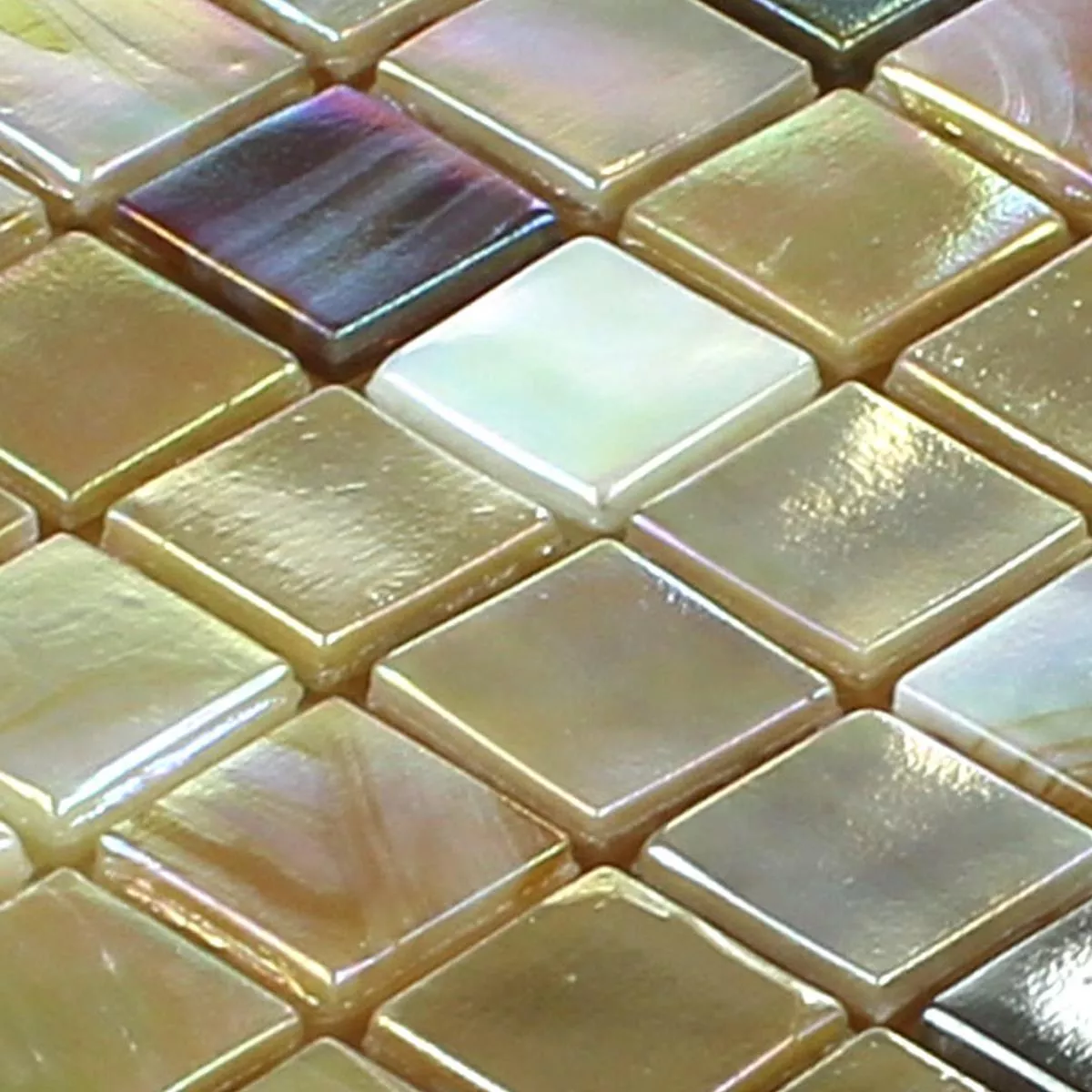 Muster von Glasmosaik Fliesen Perlmutt Effekt Sandfarben