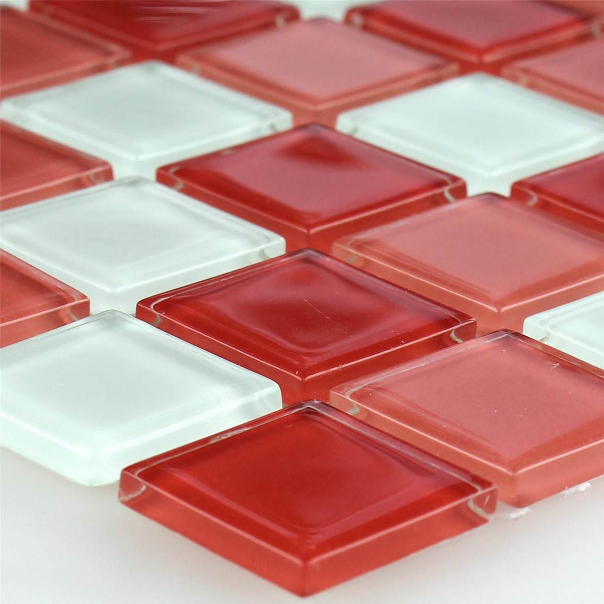 Muster von Glasmosaik Fliesen Kozarica Weiss Rot Mix