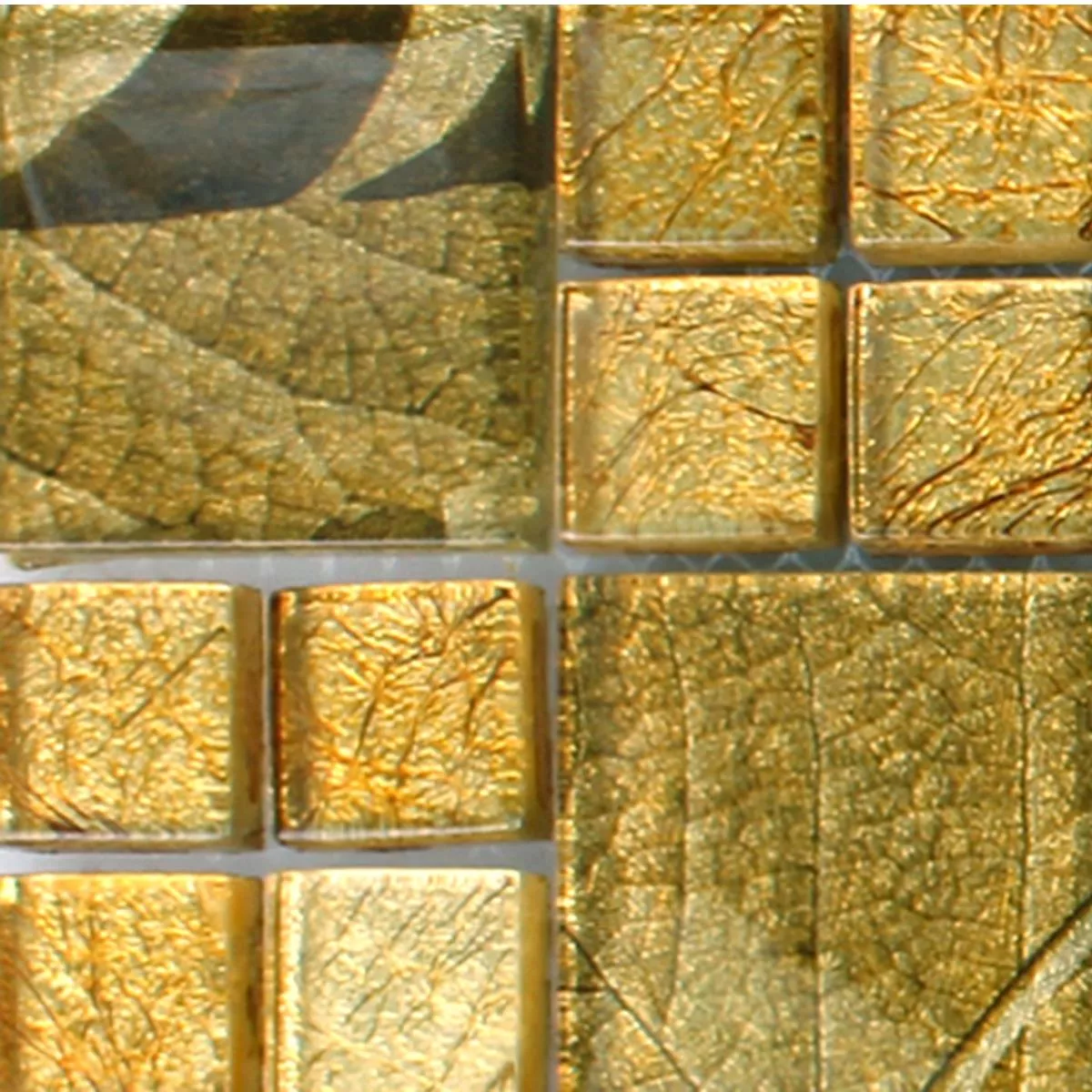 Muster von Glasmosaik Fliesen Firebird Gold