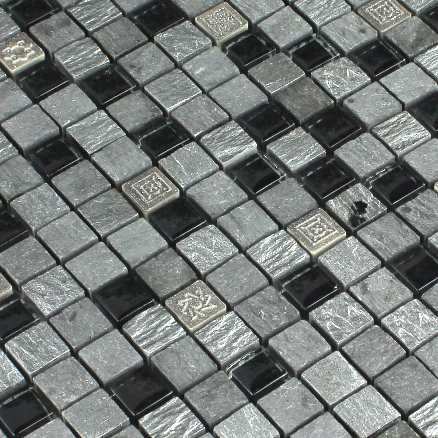 Muster von Mosaikfliesen Glas Naturstein Silber Schwarz