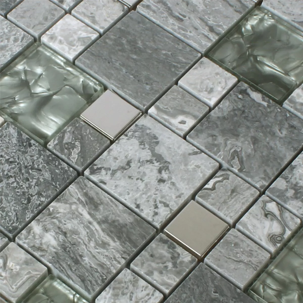 Muster von Mosaikfliesen Metall Glas Naturstein Mix Grau Silber