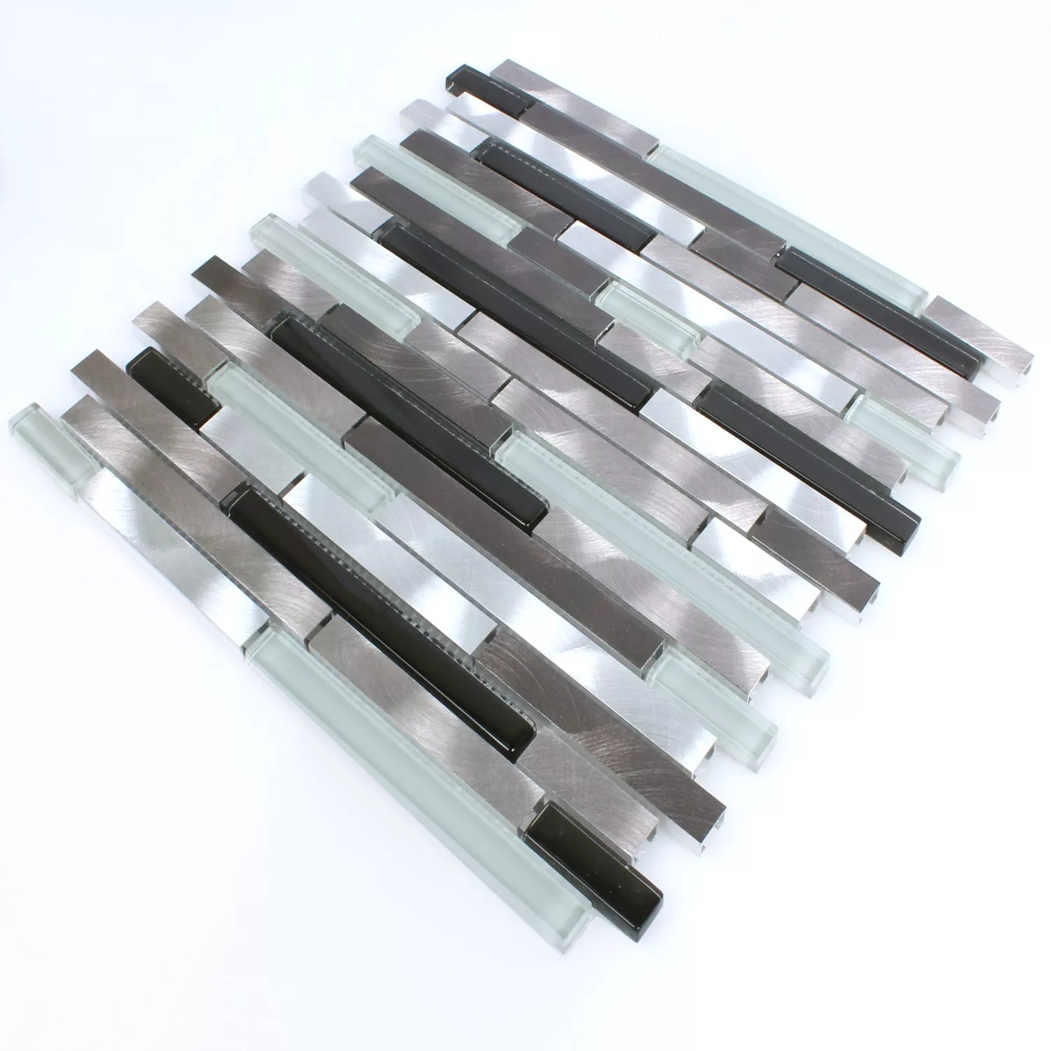 Muster von Mosaikfliesen Aluminium Glas Braun Schwarz Weiss Silber