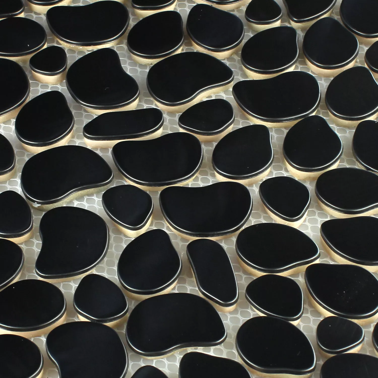 Muster von Mosaikfliesen Edelstahl Metall Flusskiesel Jaguar Design