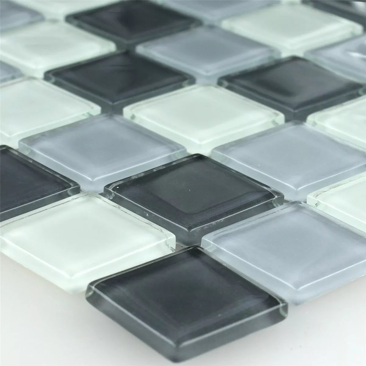 Muster von Glasmosaik Fliesen Grau Mix 