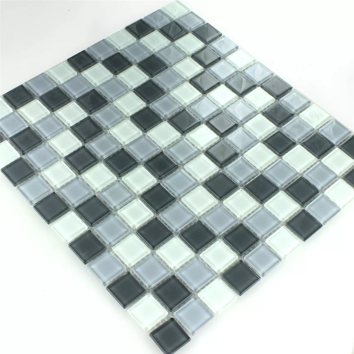 Muster von Glasmosaik Fliesen Grau Mix 